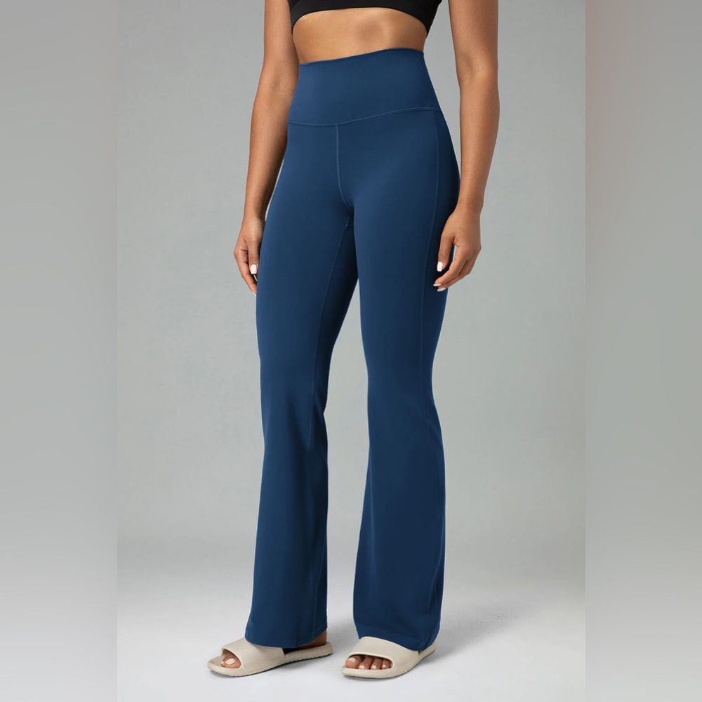 Women’s Blue Tuff Athletics Flared Leggings. Size: Large.